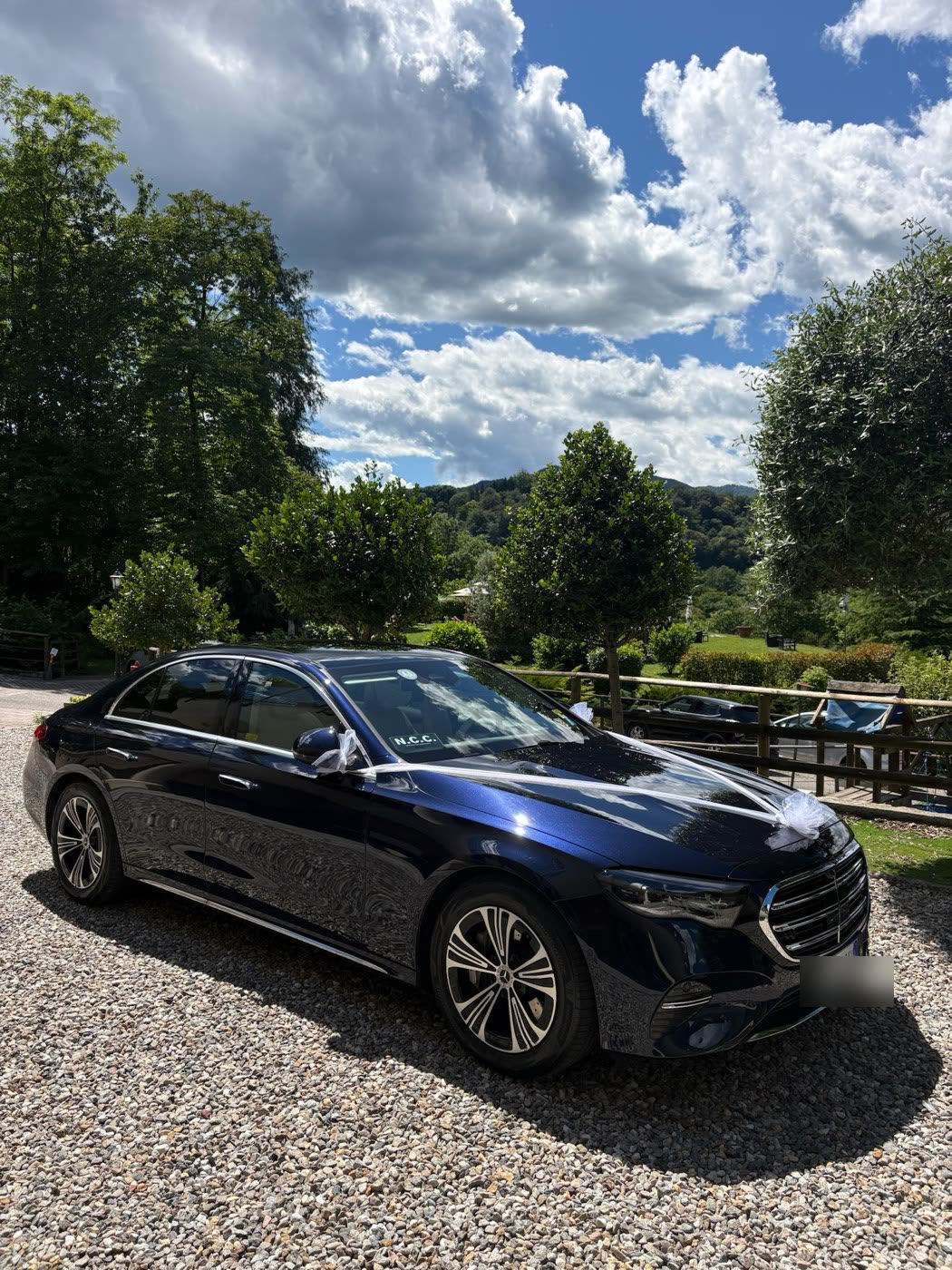 Mercedes Classe E tra le colline