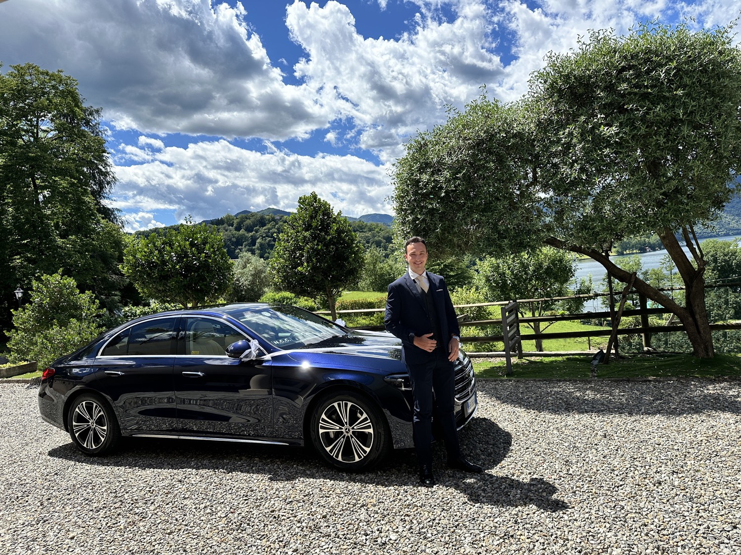 Autista GL Drivers con Mercedes Classe E sul lago