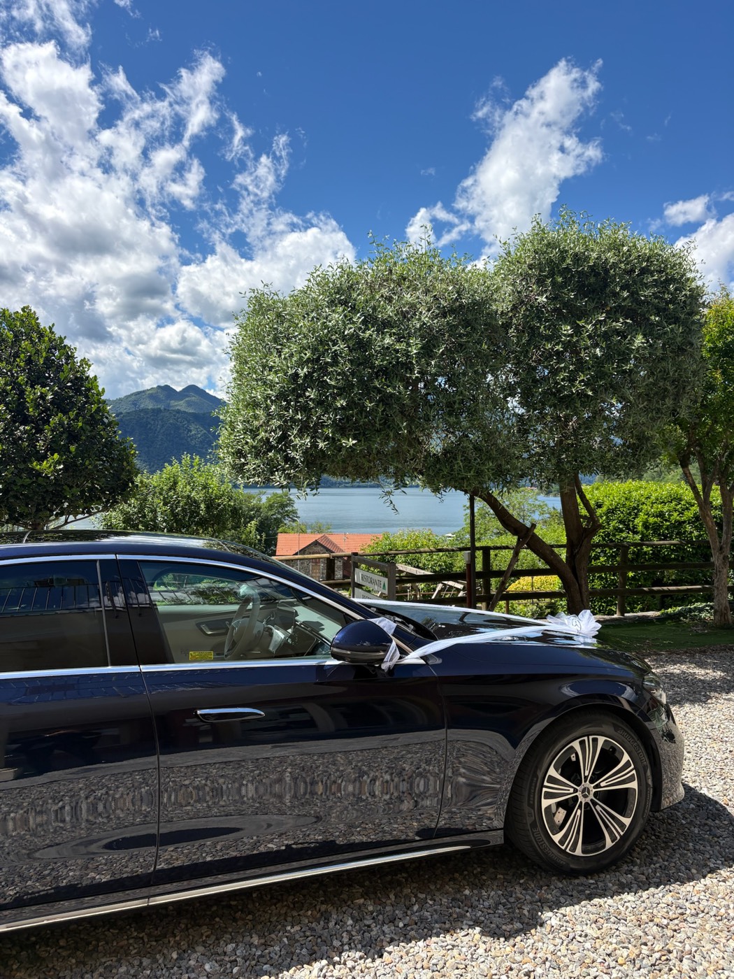Auto degli sposi sul lago